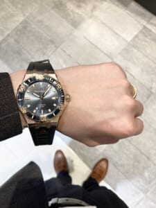 アイコン ベンチュラー ブロンズ 43 MM、都会的な世界観を継承する 